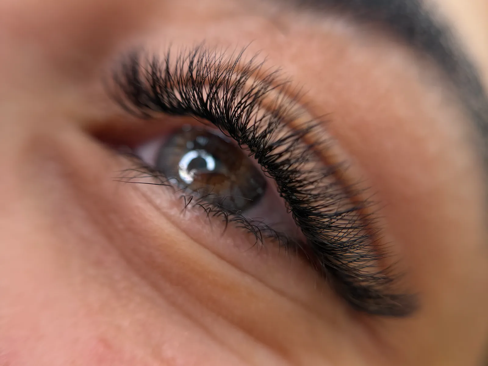 Gros plan sur un œil avec extensions de cils volumineuses