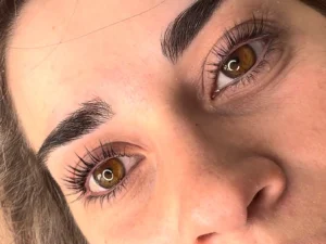 Yeux avec cils longs et recourbés